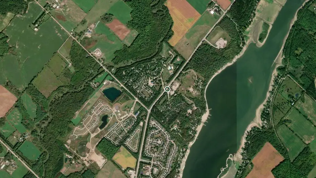 Aerial view of Highland Pines Resort and surroundings