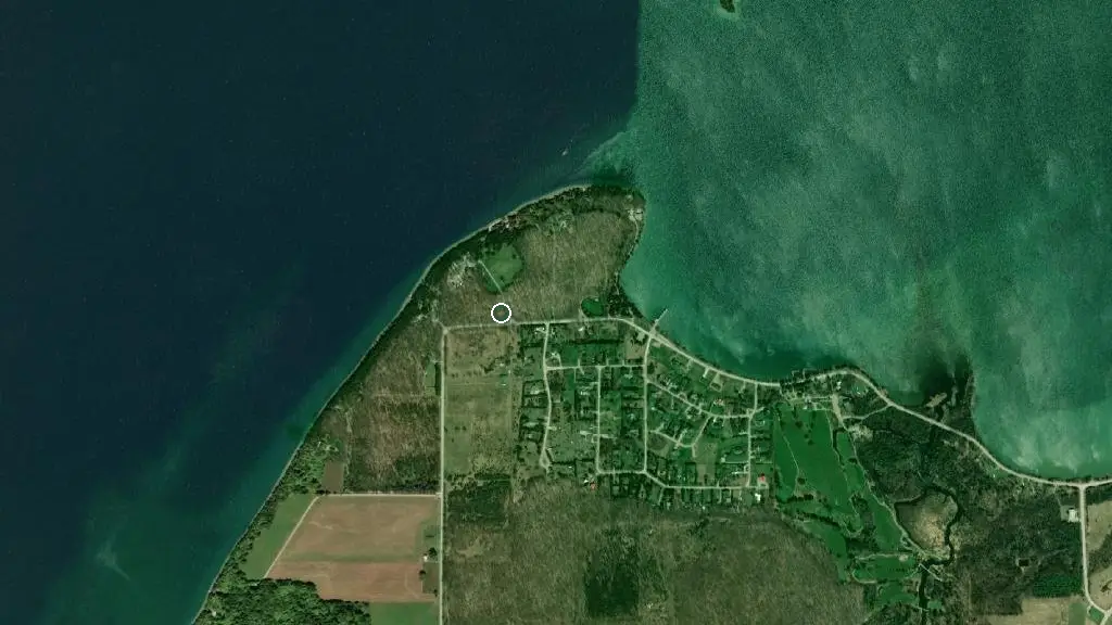 Aerial view of Mindemoya Court Cottages & Campground and surroundings