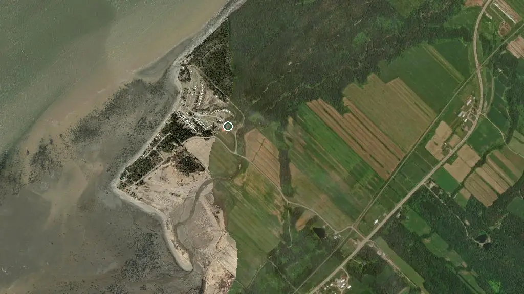 Aerial view of Camping Plage Trois-Pistoles and surroundings
