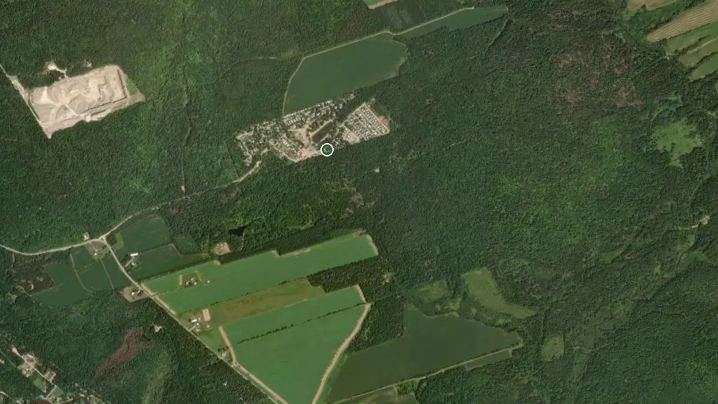 Aerial view of Camping Plage St-Raymond and surroundings