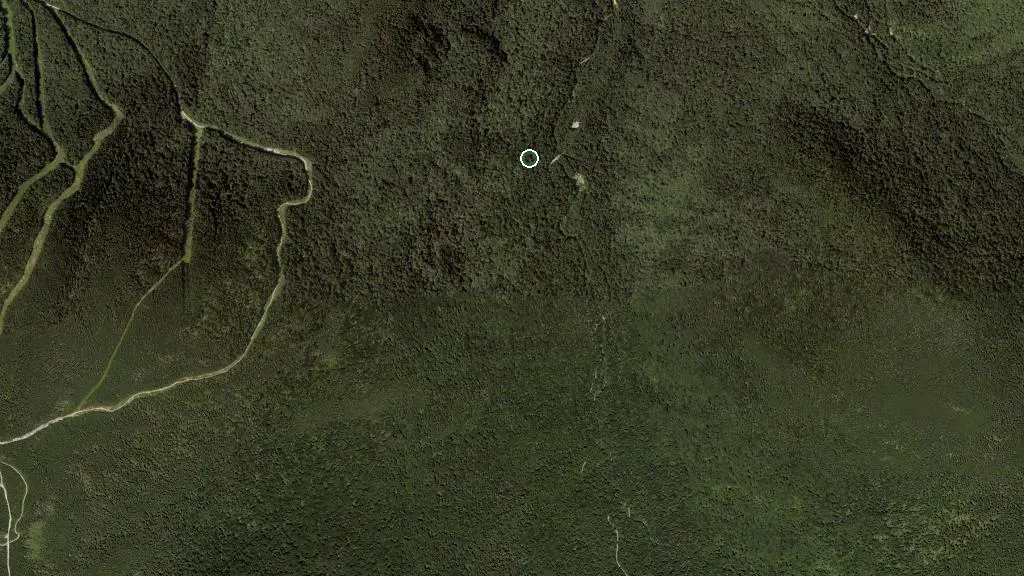 Aerial view of Refuge du Milieu and surroundings