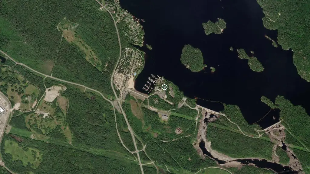 Aerial view of Centre de Villégiature Dam-en-Terre and surroundings