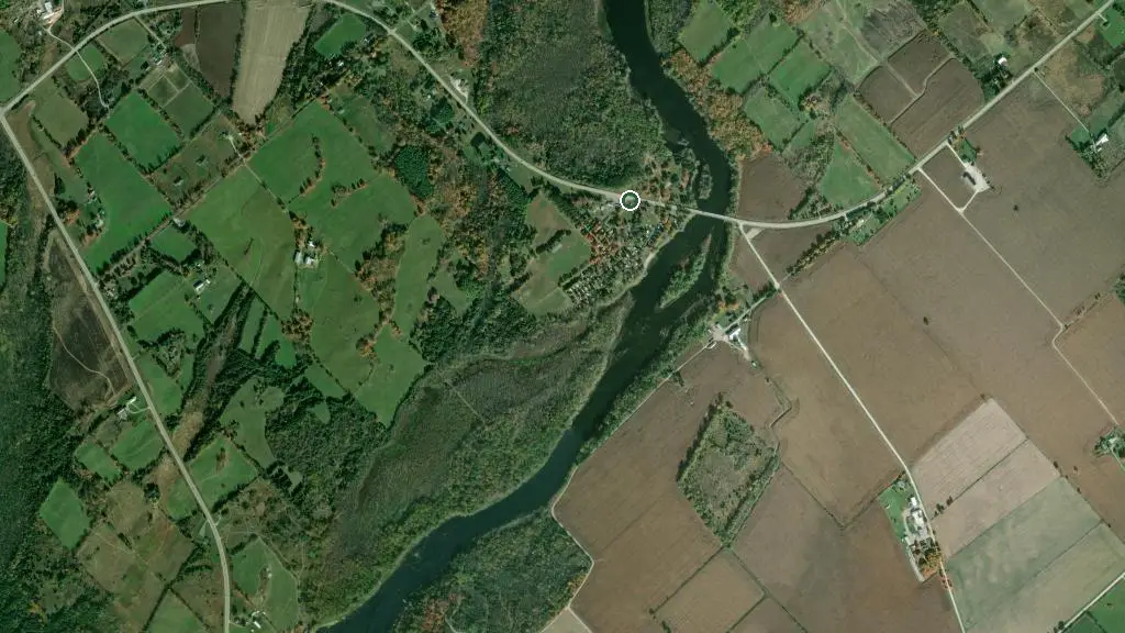 Aerial view of Mal's Camping and surroundings